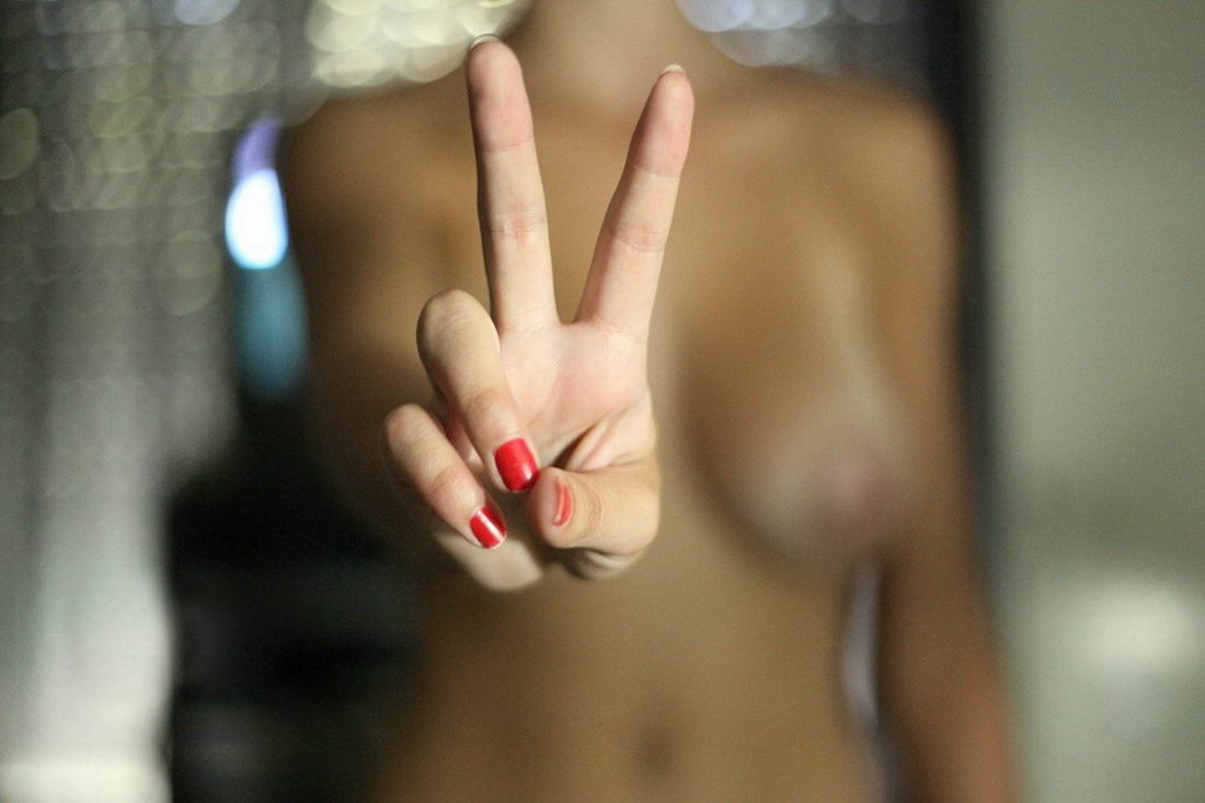 1100x733, 72 Kb / голая, рука, пальцы, виктори