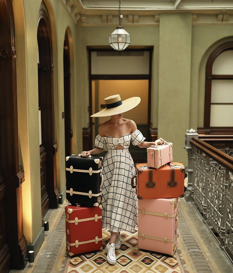 750x876, 595 Kb / чемоданы, платье, кеды, шляпа, двери, светильник