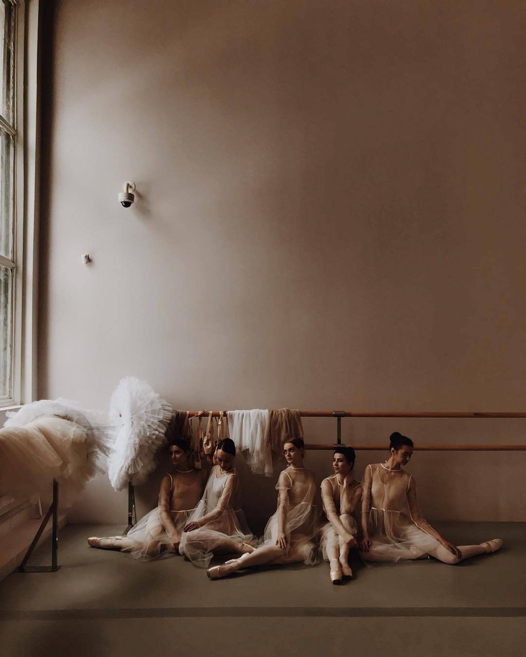 1080x1349, 91 Kb / балерины, пуанты, пачки, станок, окно, камера, сидят