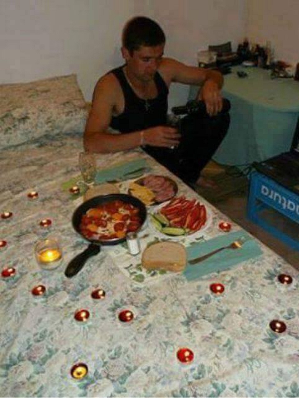 960x1278, 244 Kb / мужик, кровать, свечи, еда, сковорода, романтик