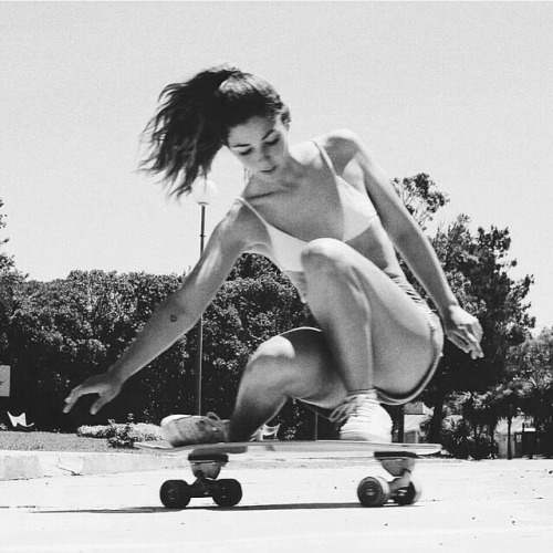 500x500, 71 Kb / скейтбордистка, ч/б, хвост