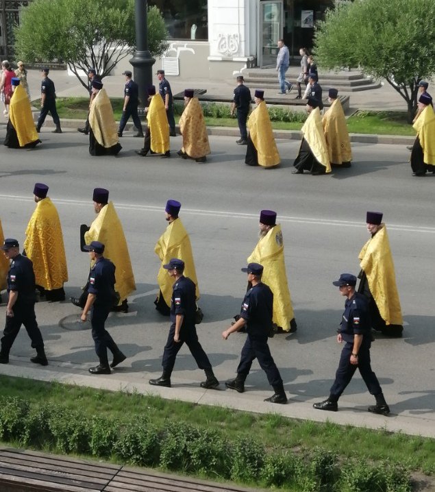 635x718, 106 Kb / полиция, священники