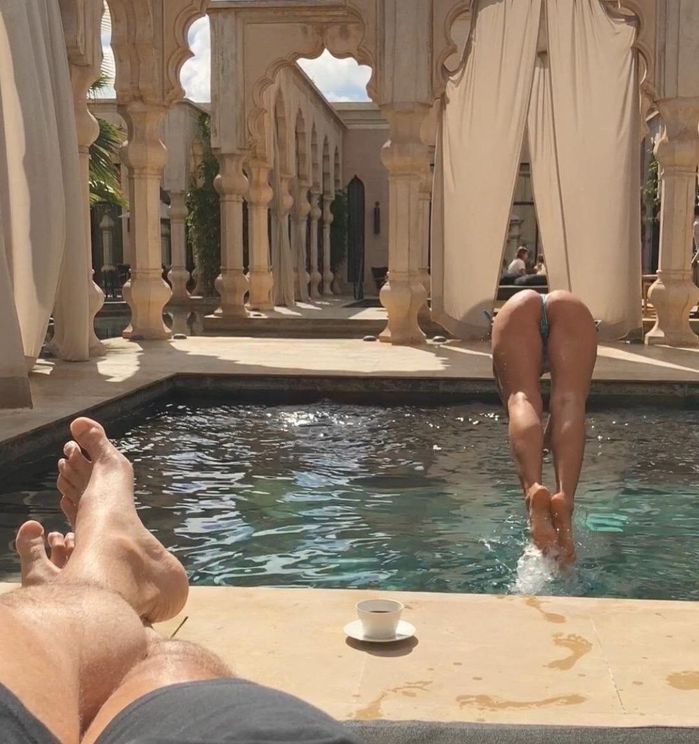 1014x1080, 210 Kb / бассейн, прыжок, шторы, колонны, чашка, кофе, попа, ноги