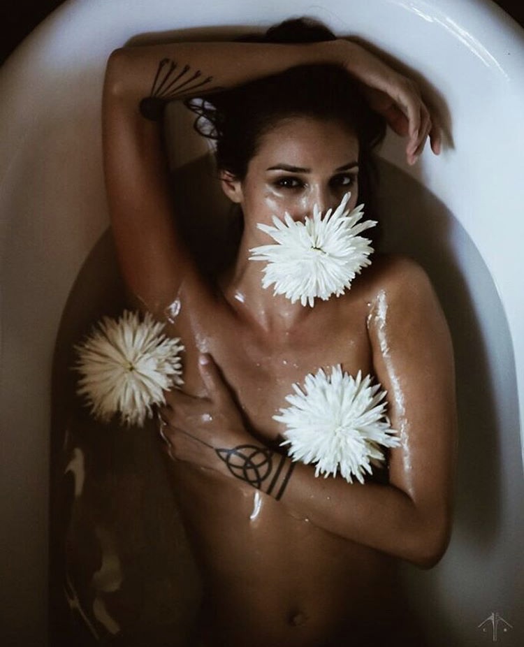 750x926, 119 Kb / ванна, вода, брюнетка, цветы, взгляд, рисунки