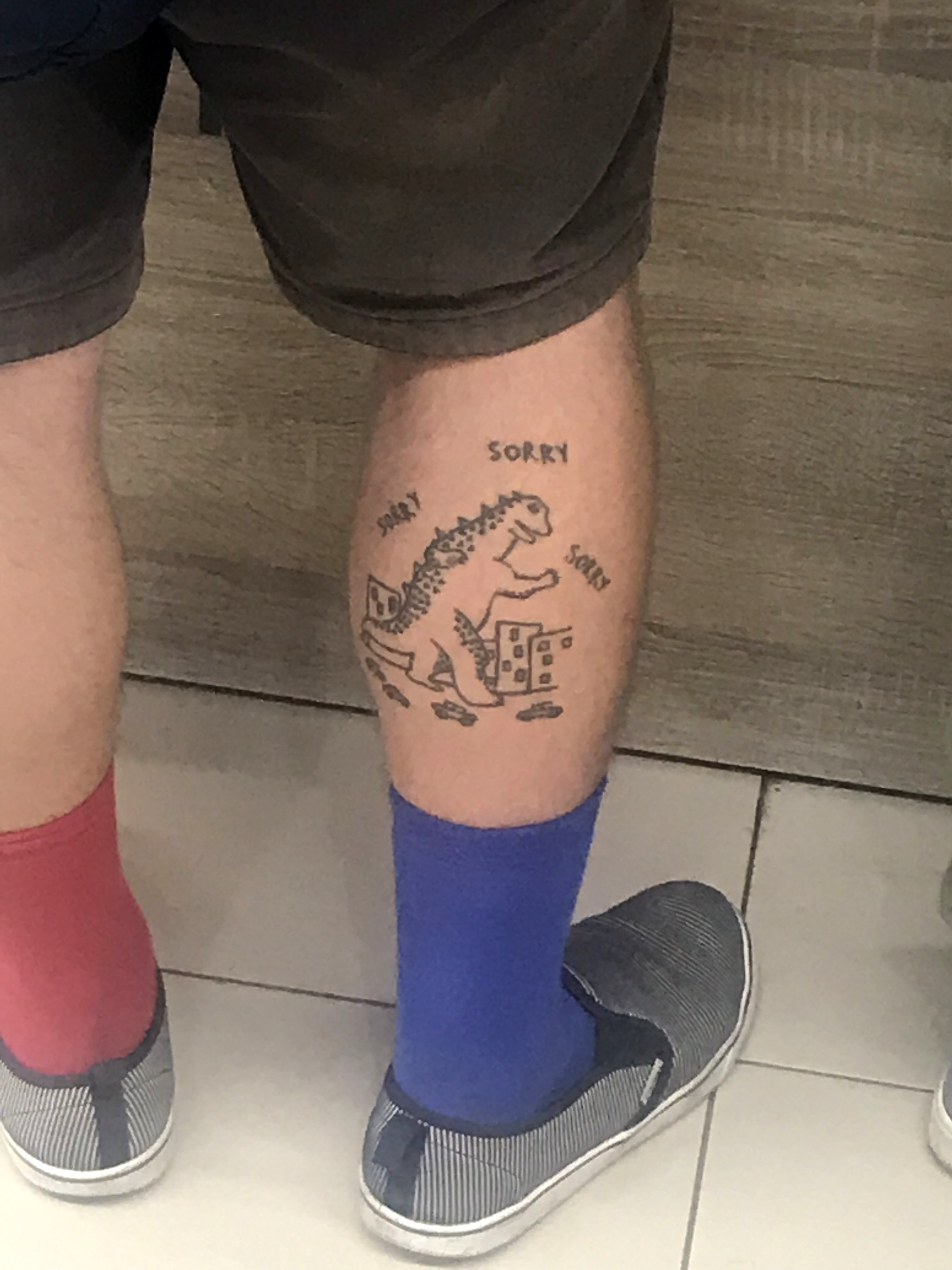 3024x4032, 639 Kb / годзилла, тату, ноги, извините