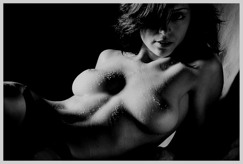 780x527, 125 Kb / голая, мокрая, ч/б, капли