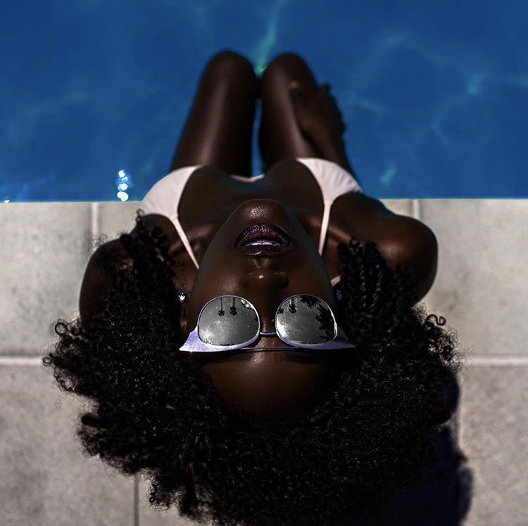 750x748, 282 Kb / бассейн, брюнетка, кучерявая, бикини, белое, солнечные очки