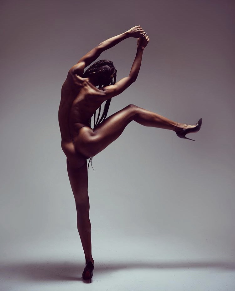 750x931, 92 Kb / голая, туфли, сзади, косички