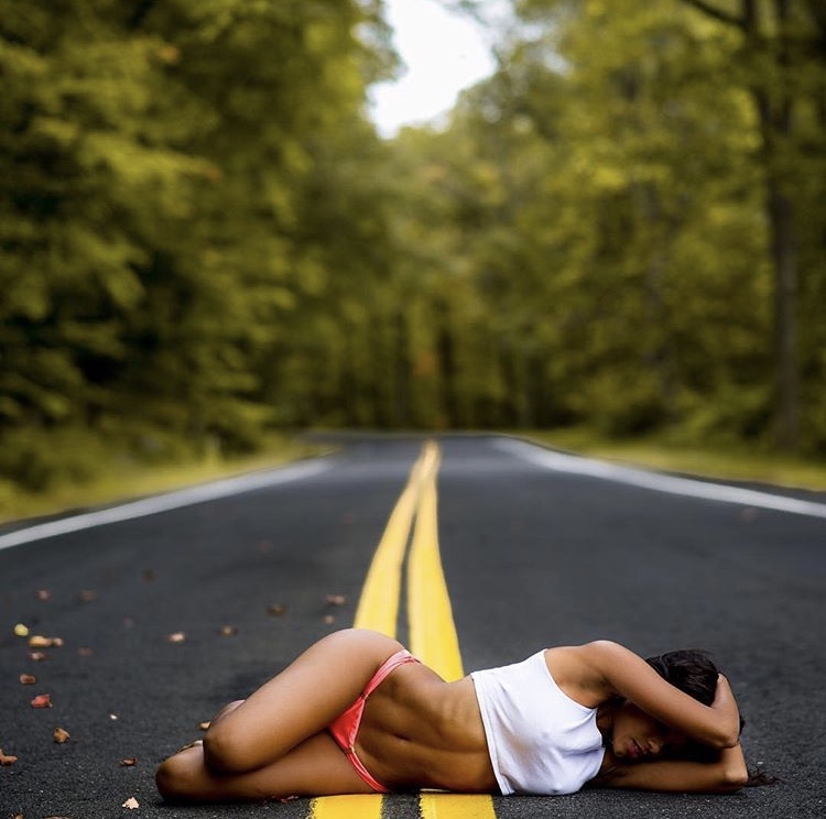 750x744, 130 Kb / дорога, деревья, двойная сплошная, брюнетка, топ, пресс, лежит