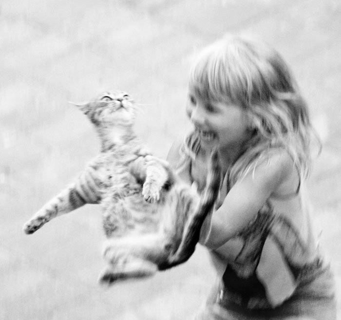 700x657, 89 Kb / кот, девочка, пиздец, ч/б