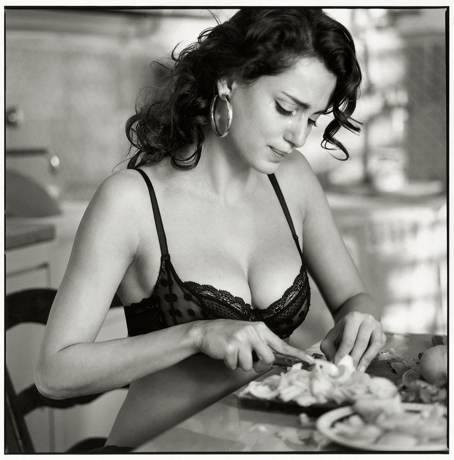 900x912, 180 Kb / бюстгальтер, чёрный, серьги, нож, режет, кухня, хозяюшка, ч/б