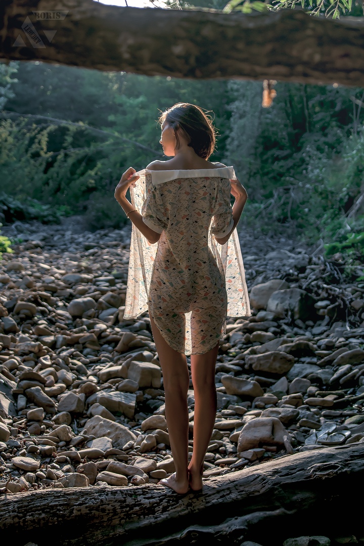 720x1080, 355 Kb / шатенка, дерево, камни, рубаха, берег, коряга, лес, браслет