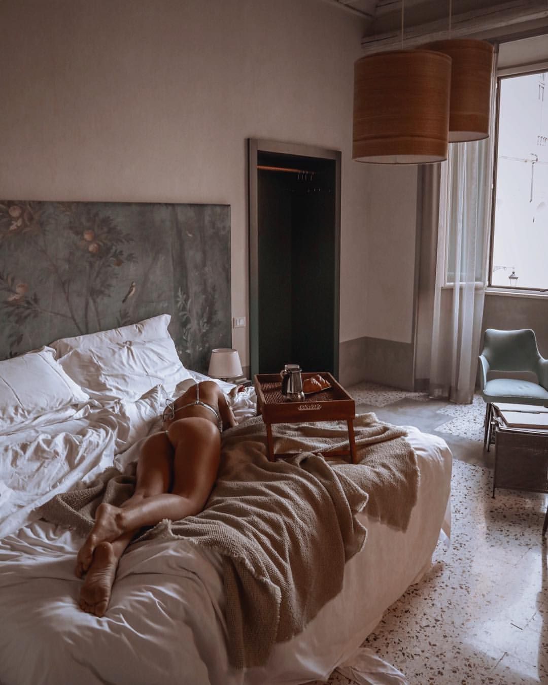 1080x1350, 135 Kb / дверь, окно, постель, подушки, лежит, кресло, попа, поднос