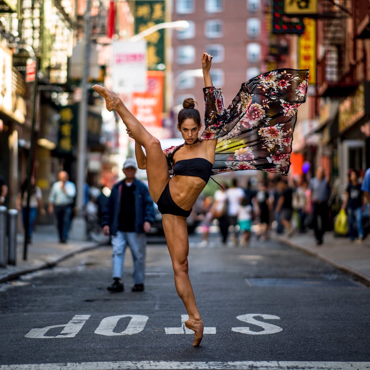 1200x1200, 236 Kb / балерина, пуанты, накидка, стоп, нью-йорк, брюнетка