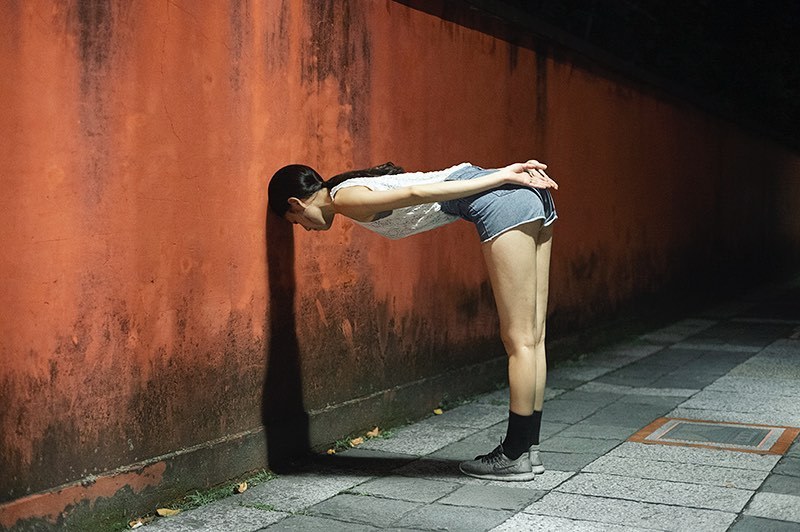 800x532, 97 Kb / девка, стенка, раком, упирается, рисунок, Geometry, Lin Yung Cheng