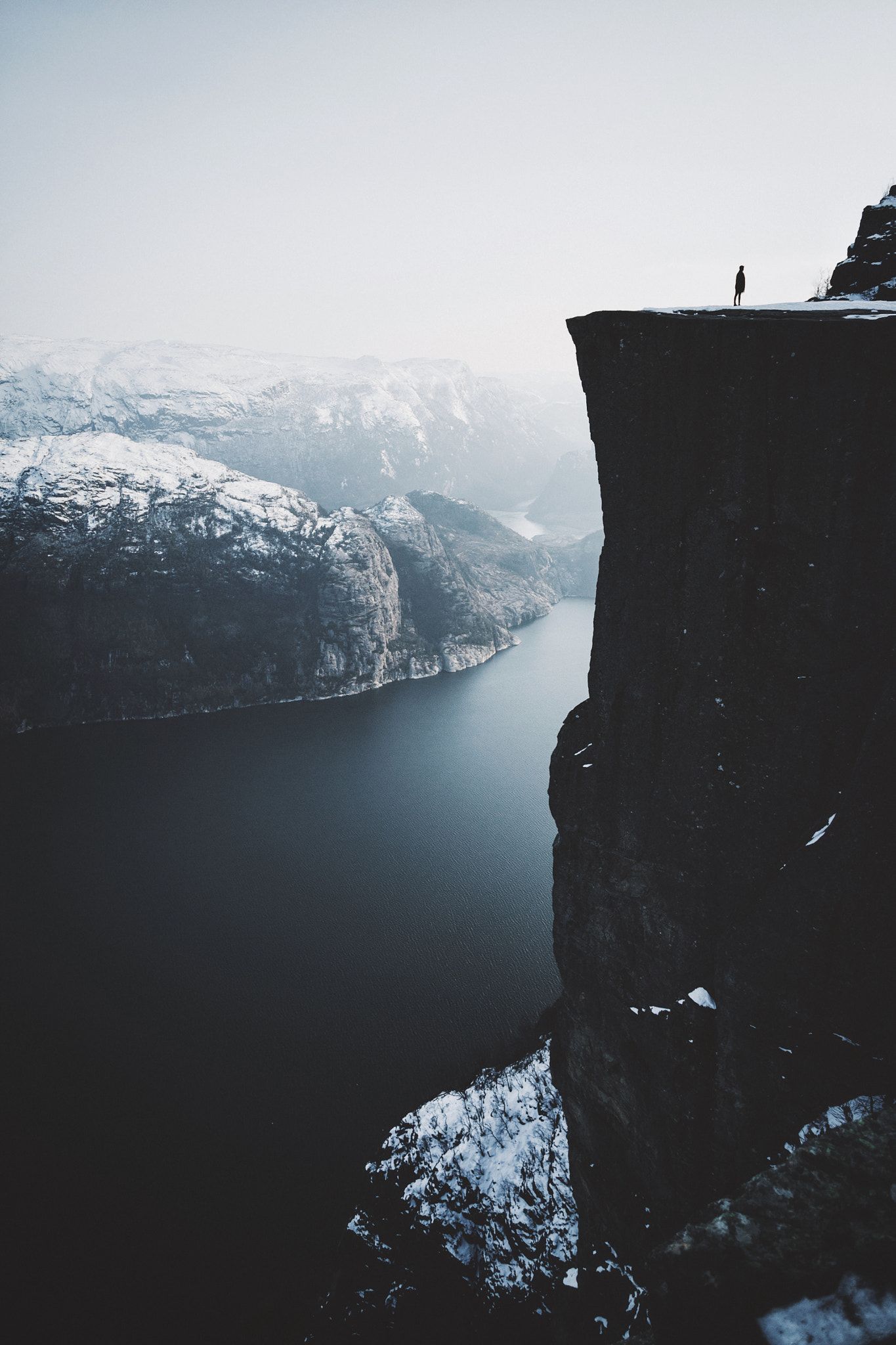 1365x2048, 264 Kb / скала, река, зима, скандинавия