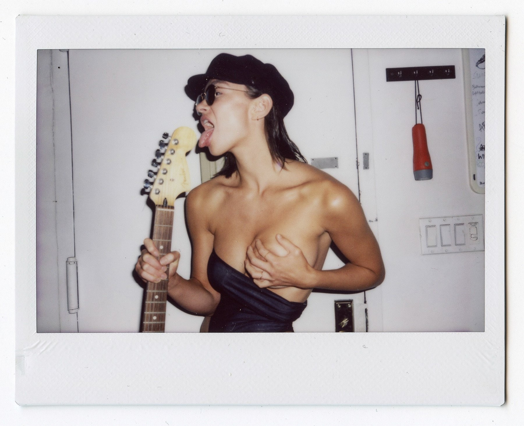 1800x1463, 449 Kb / кепка, очки, язык, гриф, гитара, сиська, Emma Isabella