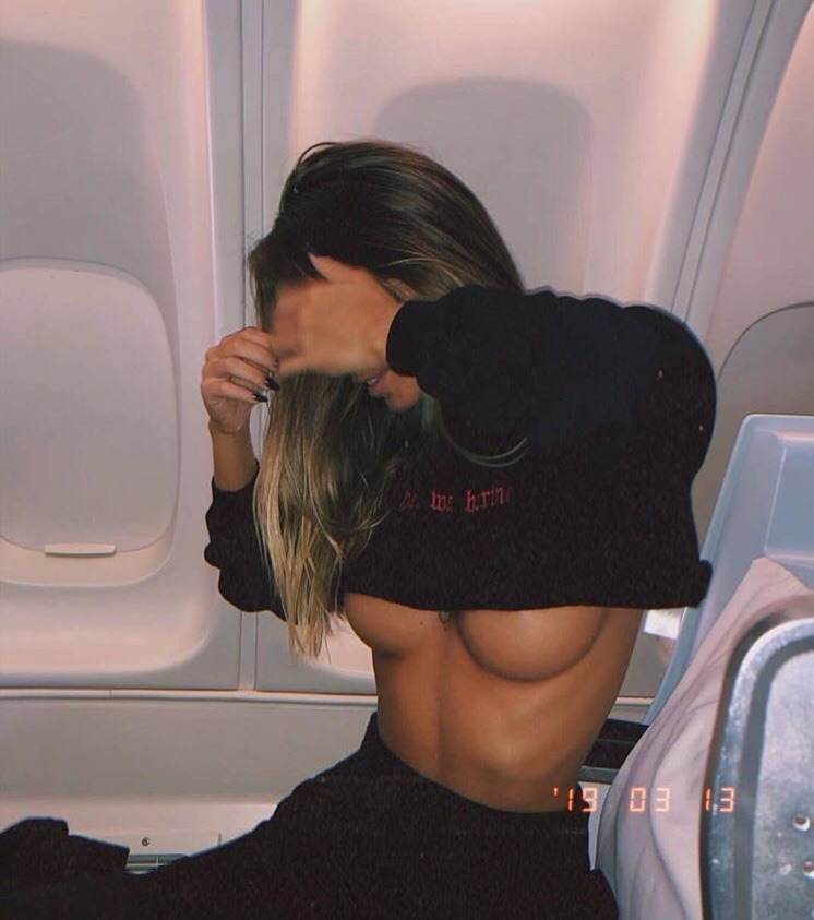 746x843, 98 Kb / самолет, салон, блондинка, иллюминатор, сиськи