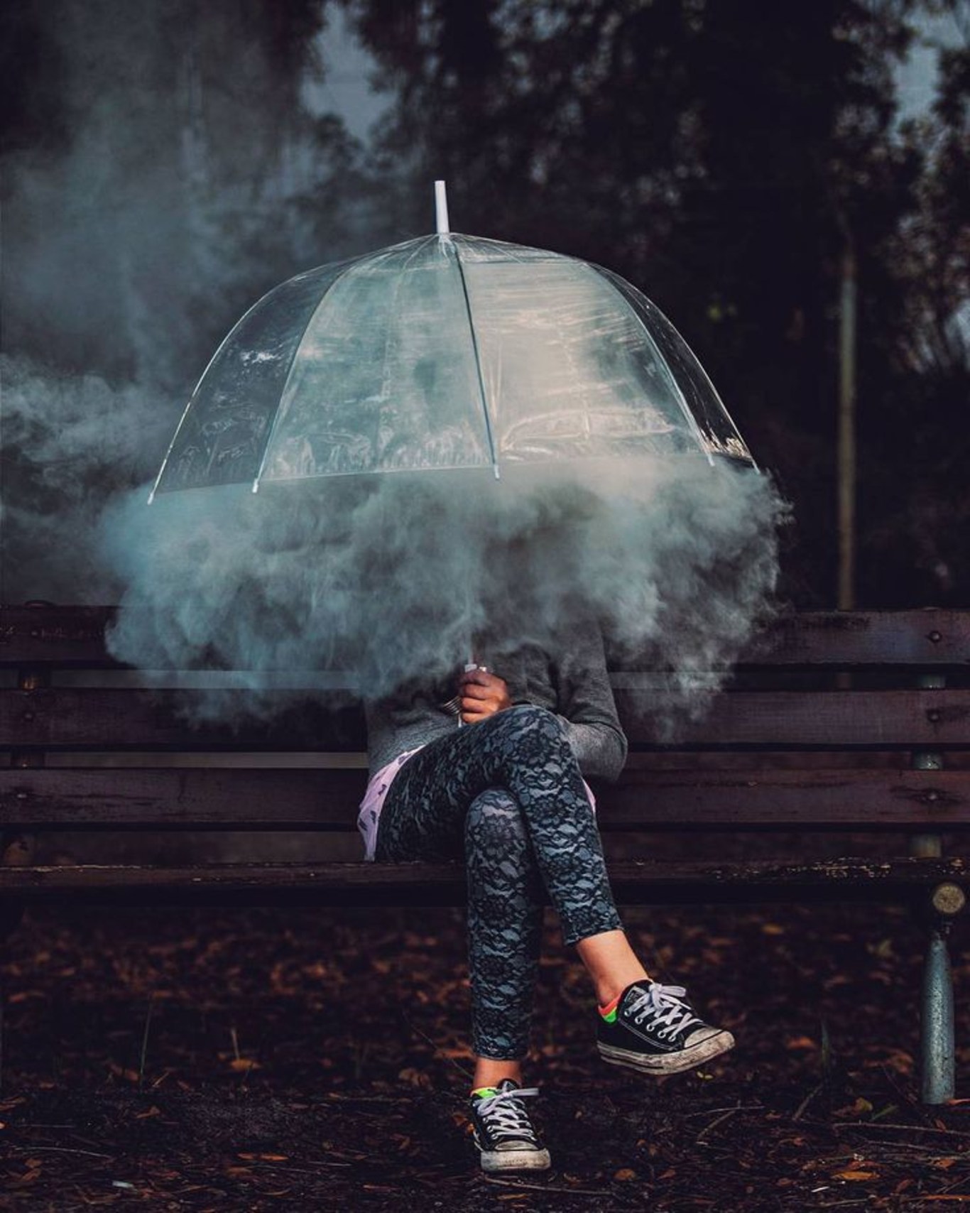 1366x1708, 283 Kb / девка, дым, кеды, зонтик, парит