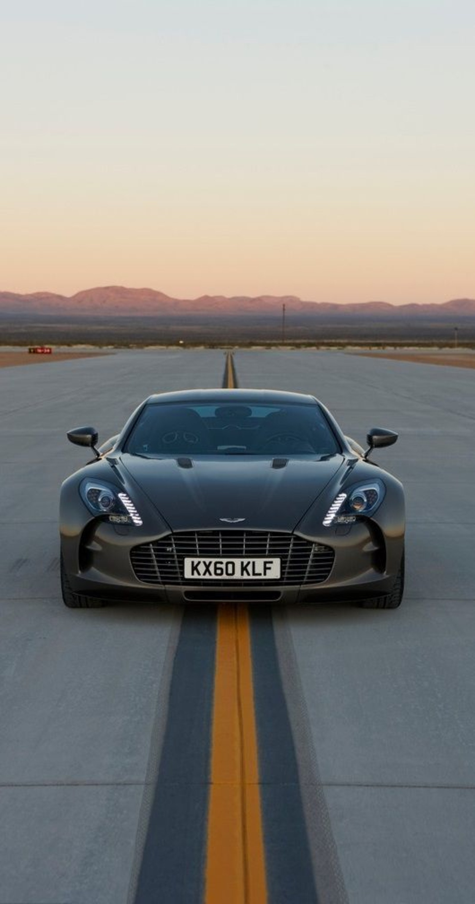 1600x3043, 274 Kb / автомобиль, астон мартин, полоса, желтый