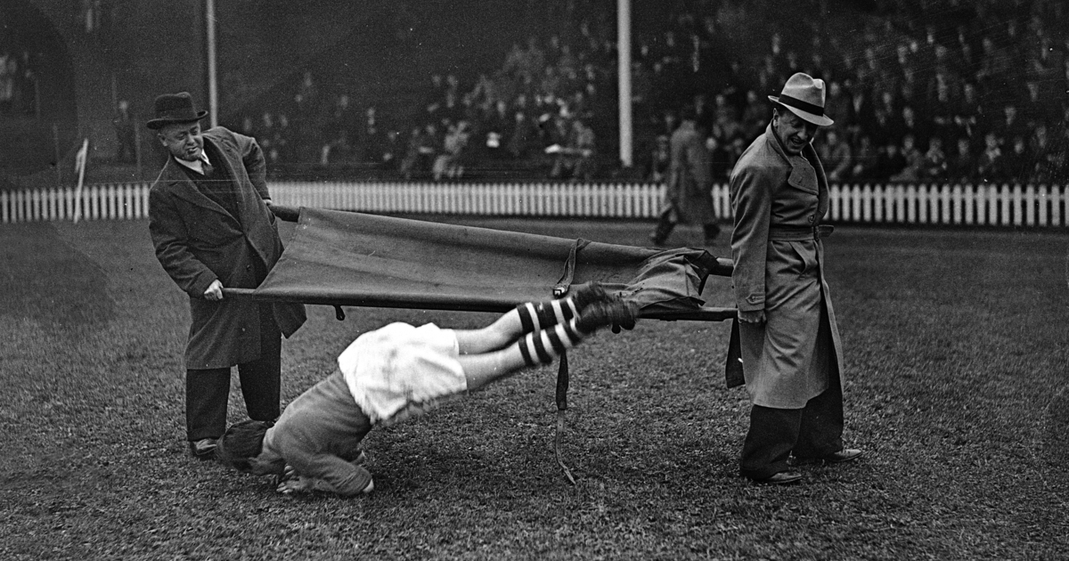 1200x630, 525 Kb / ч/б, поле, футболист, упал, уронили, носилки, трибуна