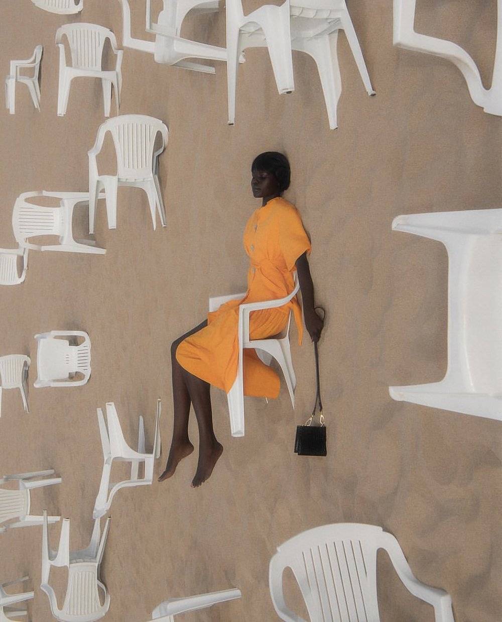 1000x1238, 172 Kb / платье, желтое, стулья, сумочка, песок, лежит