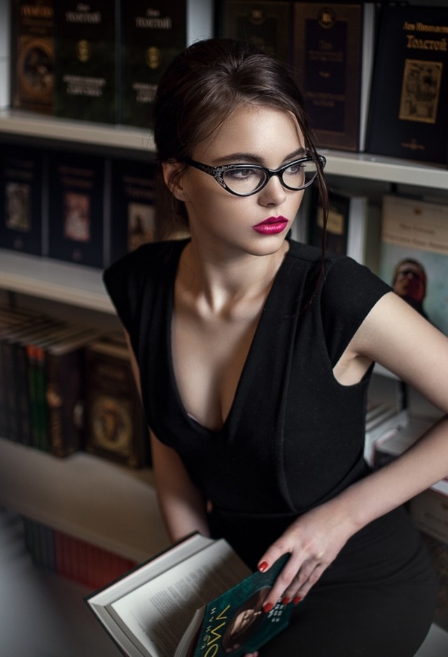 640x939, 95 Kb / девка, макияж, очки, книга, платье, черное, магазин, брюнетка