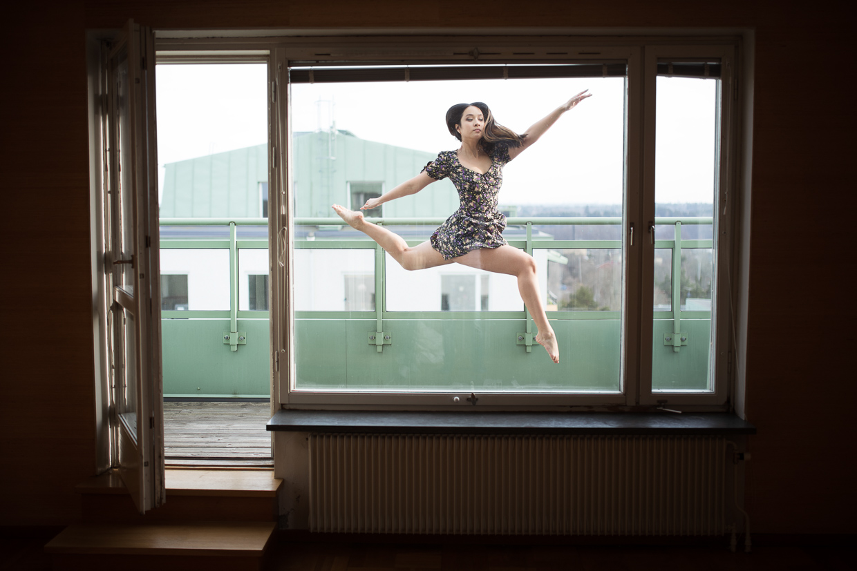 1240x827, 329 Kb / женщина, прыжок, окно