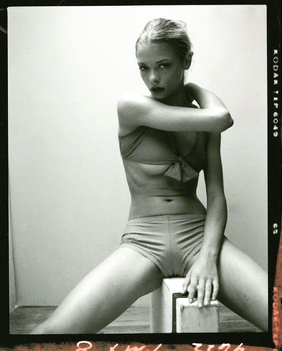 931x1157, 99 Kb / ч/б, шорты, блондинка