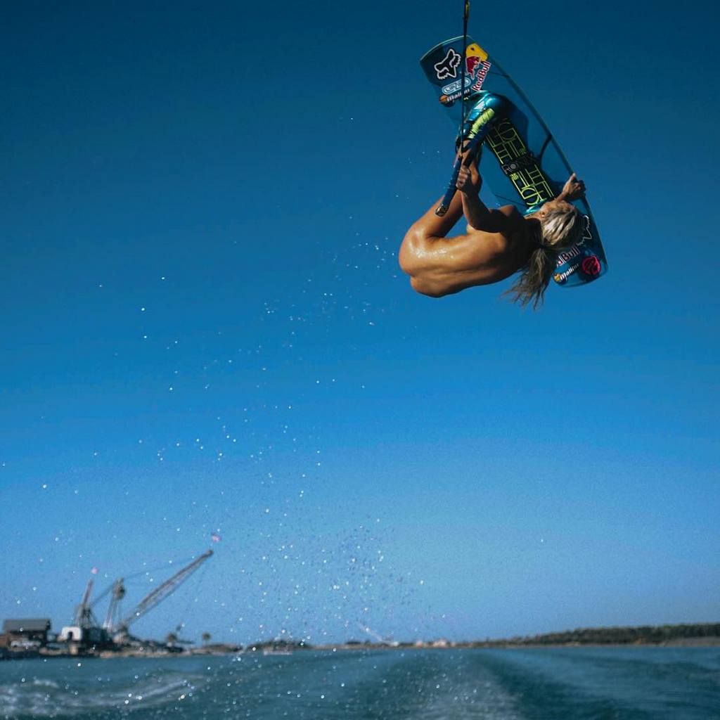 1024x1024, 66 Kb / серфингистка, голая, доска