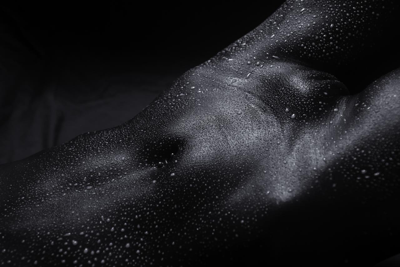 1280x855, 124 Kb / сиськи, лобок, капли, ч/б