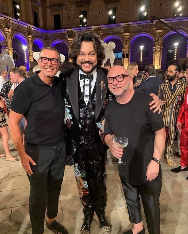 723x900, 101 Kb / Филипп Киркоров, Dolce, Gabbana, Дольче, Габбана, очки, бокал, шампанское, мода, костюм