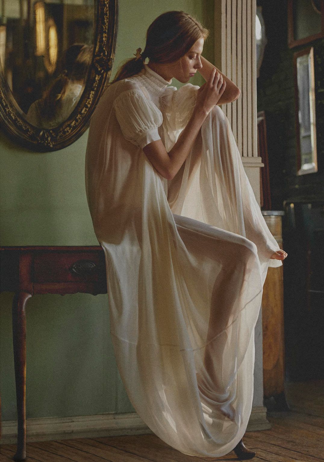 1076x1533, 226 Kb / зеркало, отражение, стол, сорочка, прозрачная