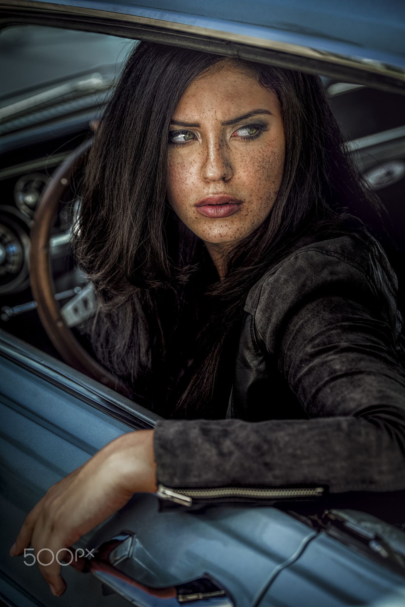 1366x2048, 327 Kb / автомобиль, молния, руль, веснушки, девушка, взгляд