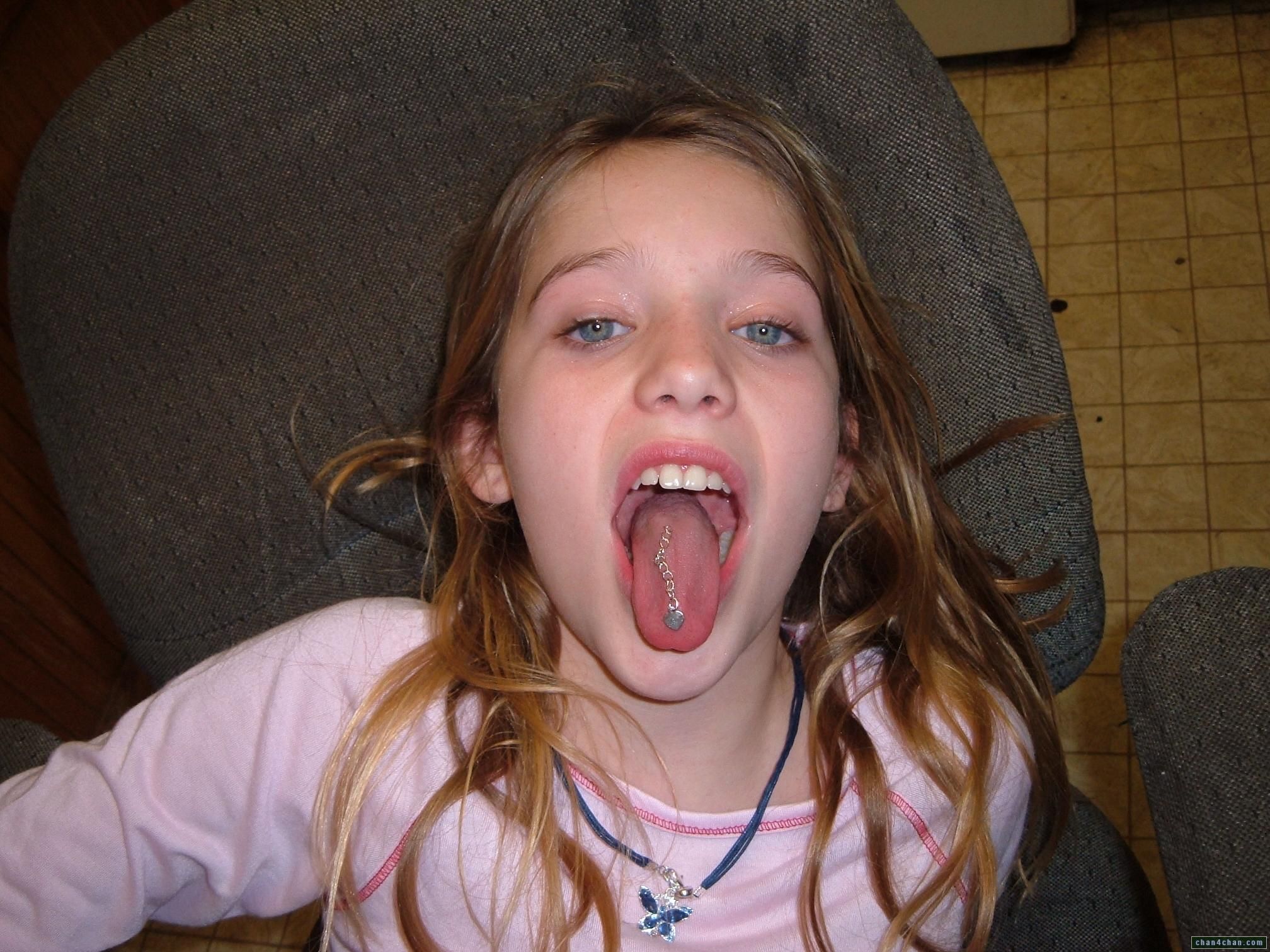 2016x1512, 417 Kb / пирсинг, девочка, кулон