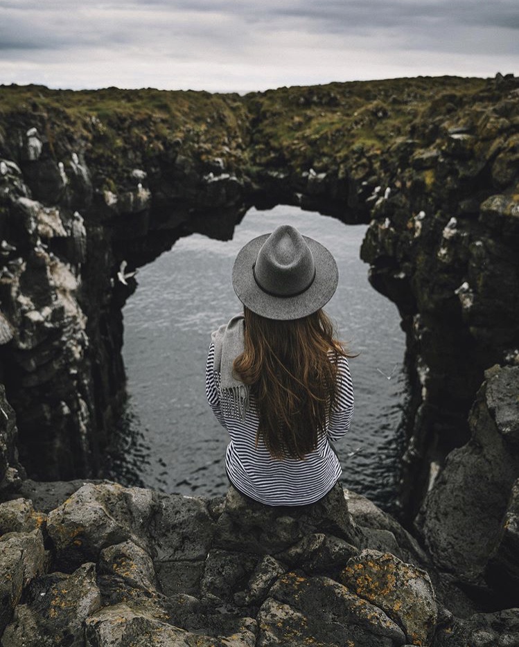 749x934, 253 Kb / облака, камни, вода, девушка, полосатое, шляпа, шарф