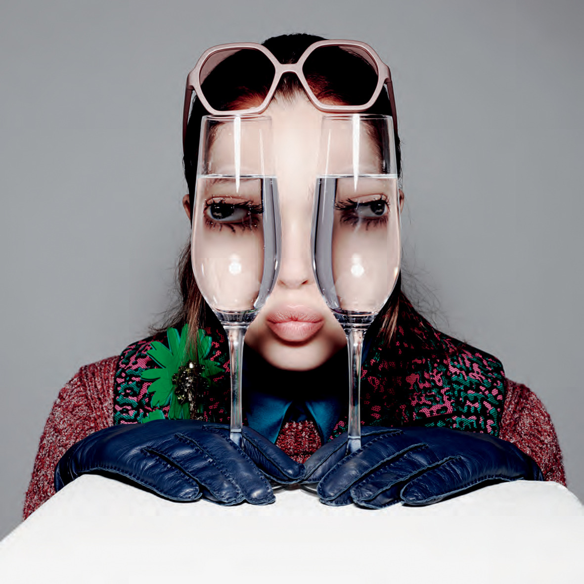 1181x1181, 298 Kb / девка, очки, бокалы, преломление, нех