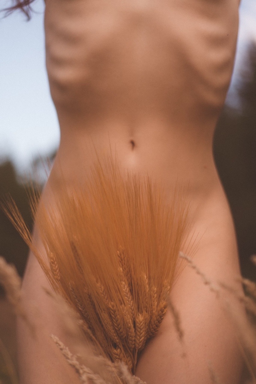 853x1280, 197 Kb / девка, лобок, колосья