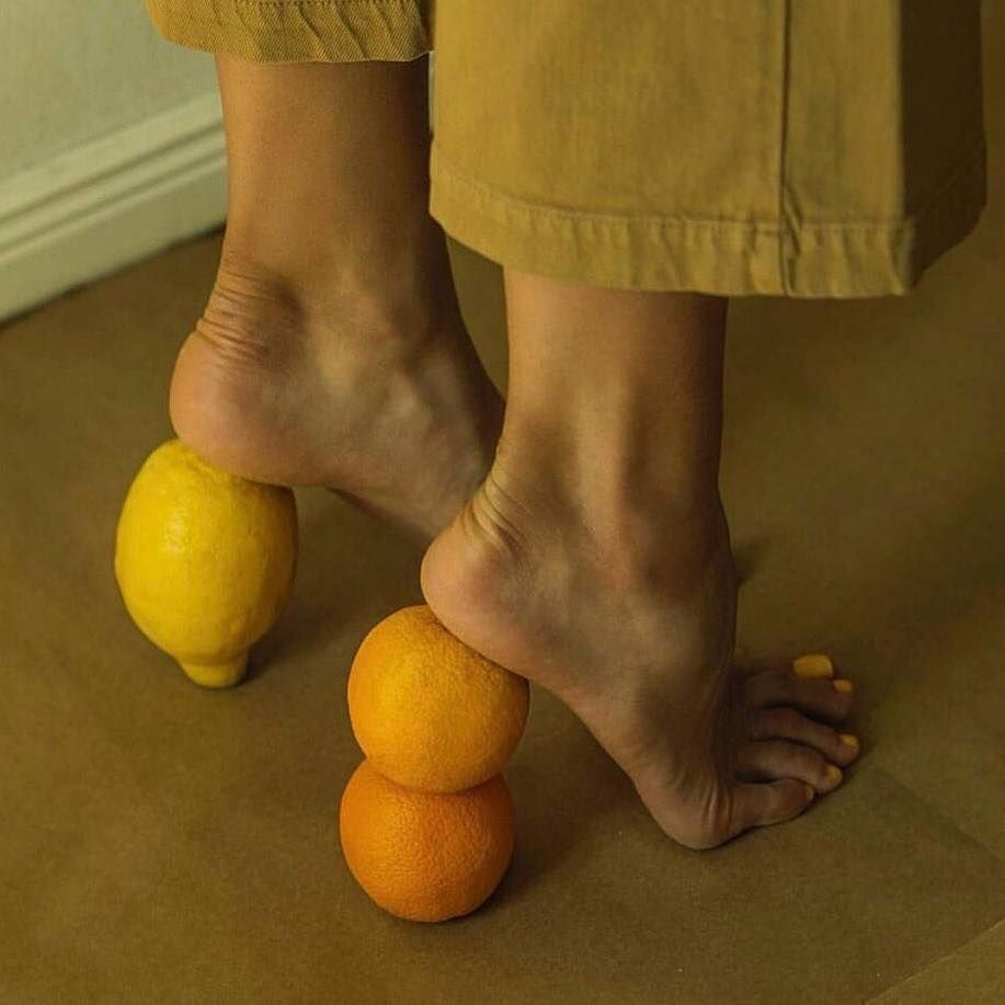 917x917, 70 Kb / ступни, пятки, лимон, апельсины, штаны