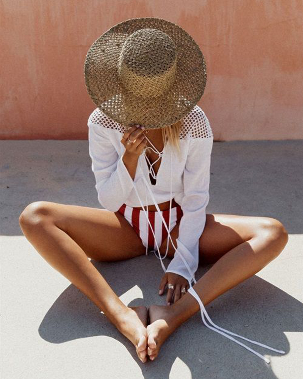 1000x1250, 610 Kb / топ, белый, трусы, полосатые, шляпа, кольца, стена, тень