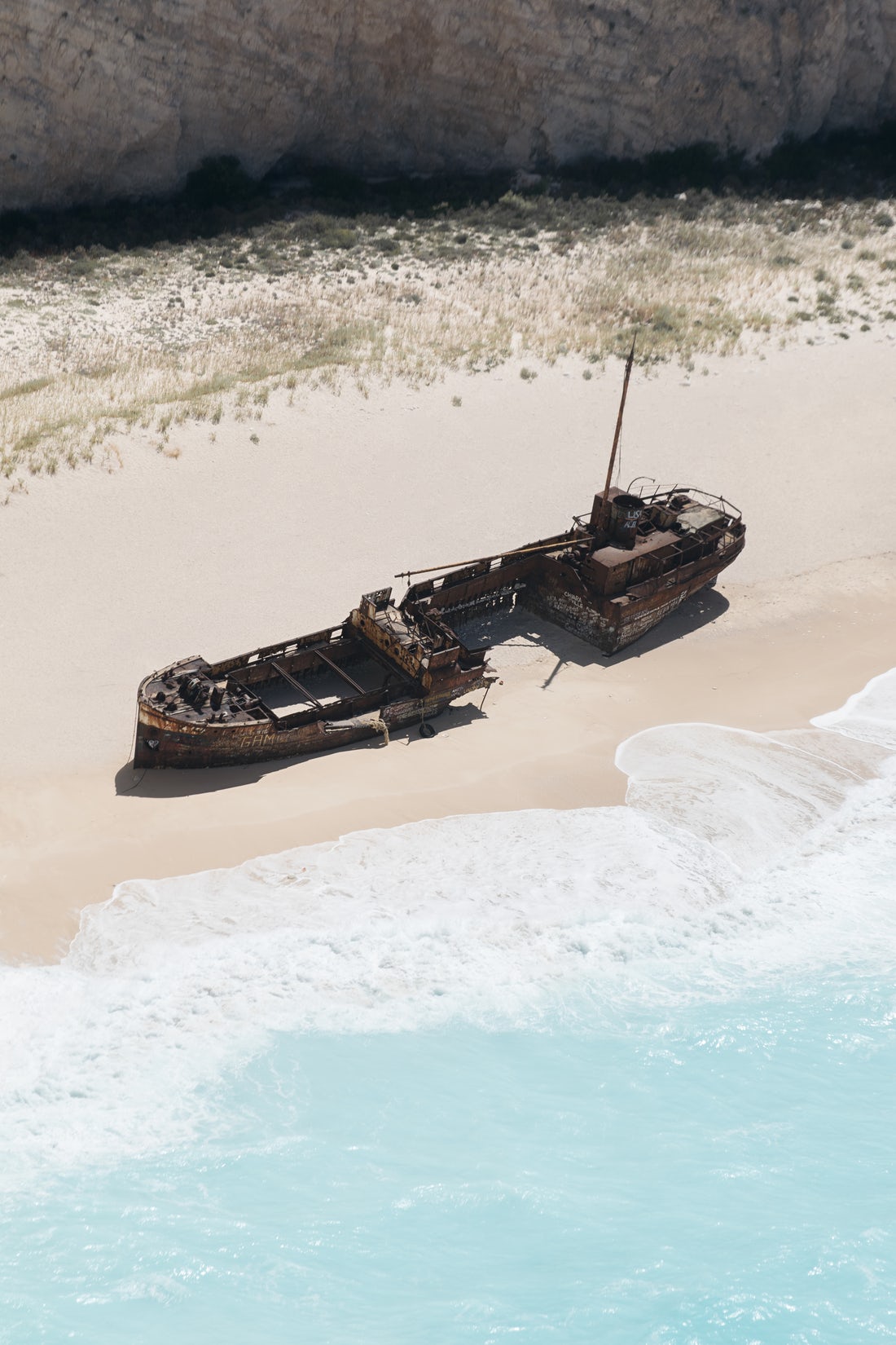 1100x1650, 226 Kb / пляж, корабль, судно, остов, ржавчина, океан, песок, море, горы, бухта, Навайо, Греция