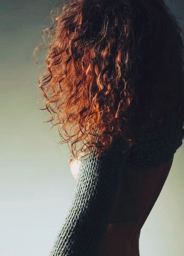 596x827, 90 Kb / рыжая, кудряшки, кофта, сбоку