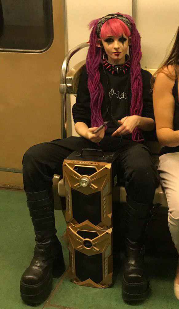 582x1007, 434 Kb / москва, метро, эльф, девушка, плеер, колонка, розовое