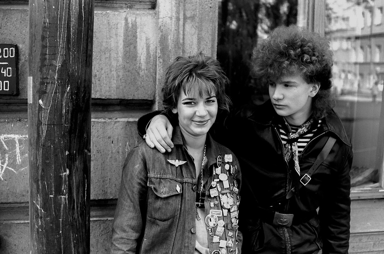 1280x849, 361 Kb / ретро, панки, ч/б, ссср, значки, кучерявый