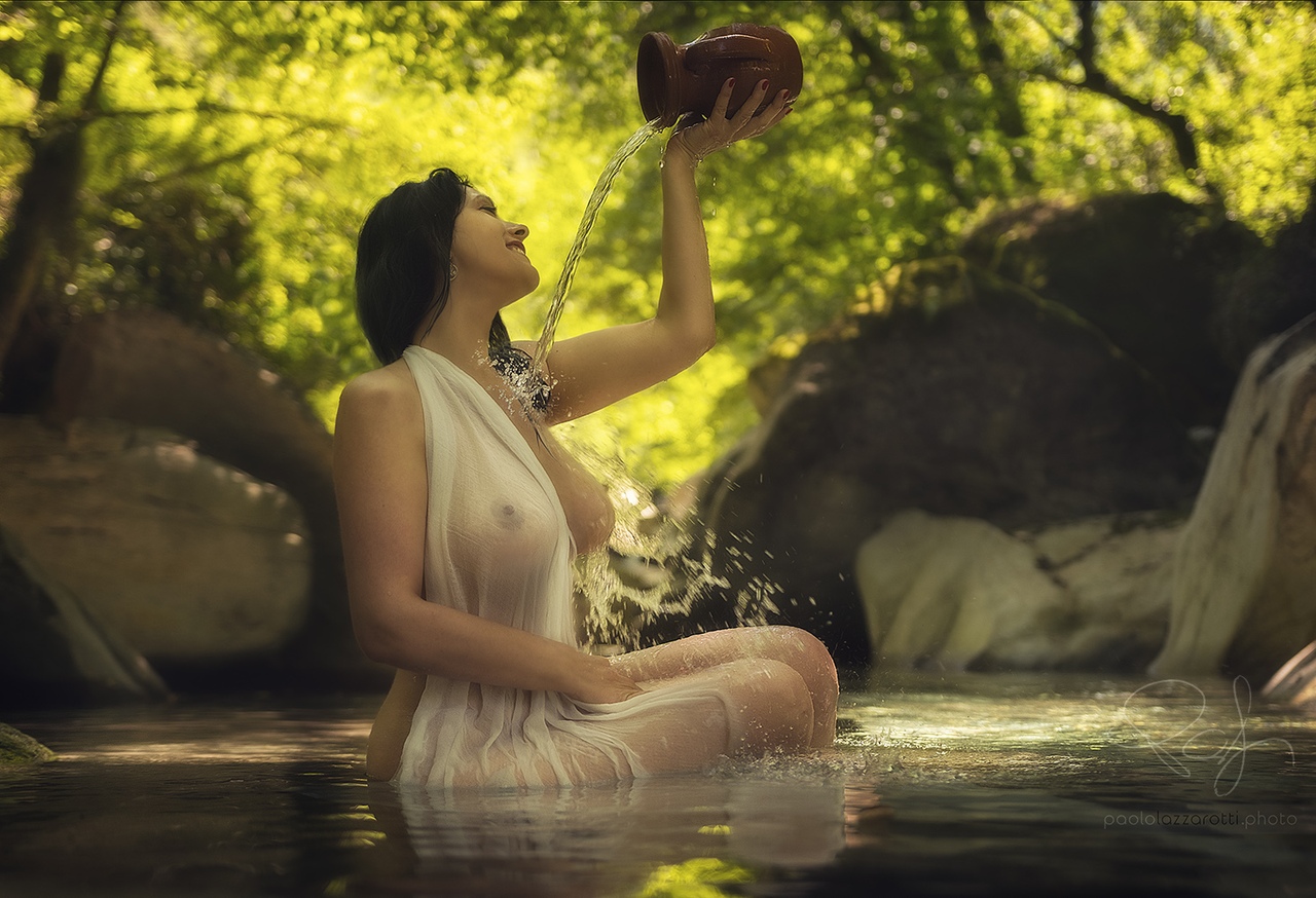 1280x874, 380 Kb / сиськи, вода, кувшин, брюнетка