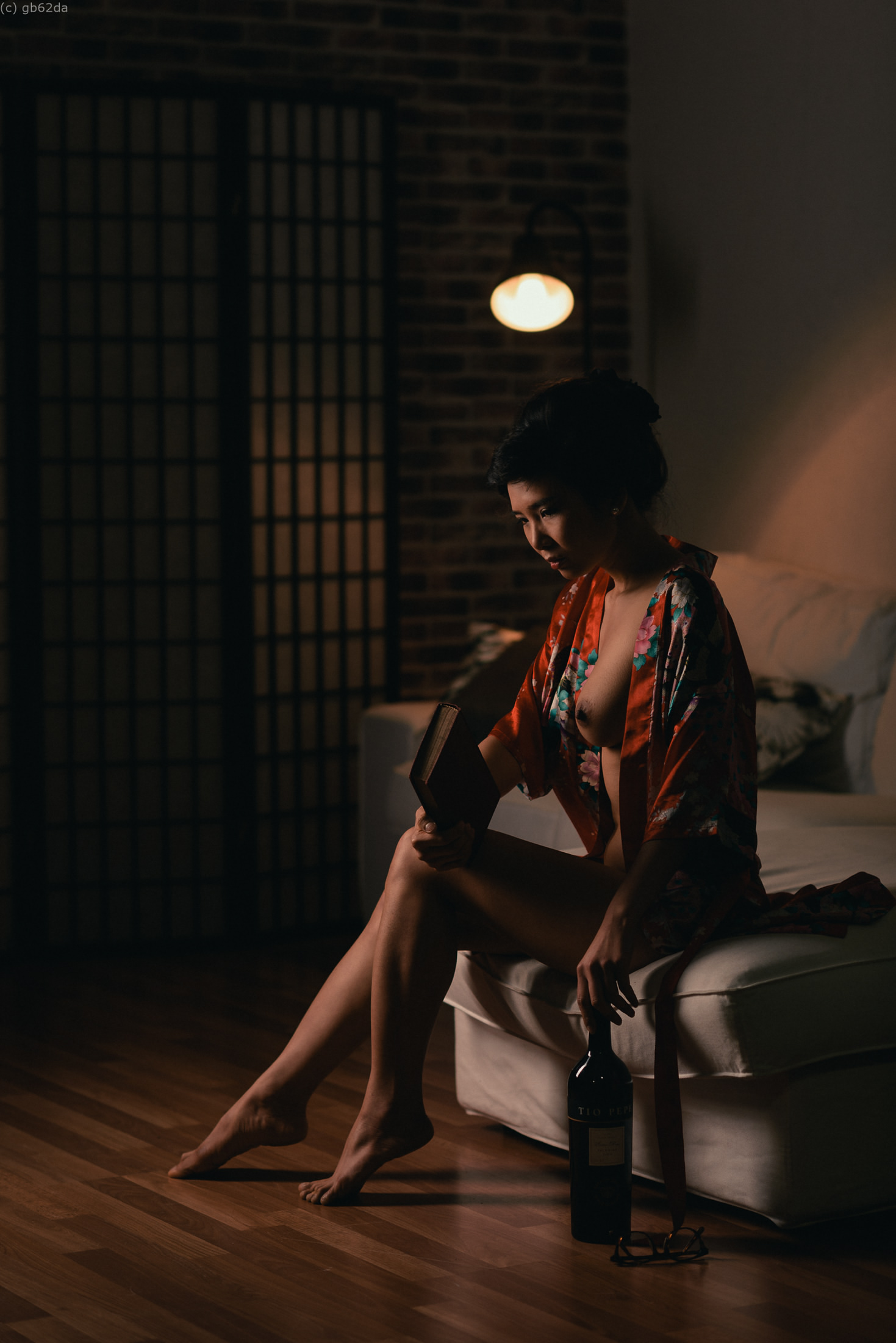 1469x2200, 490 Kb / сиськи, гейша, азиатка, бутылка, книга, диван