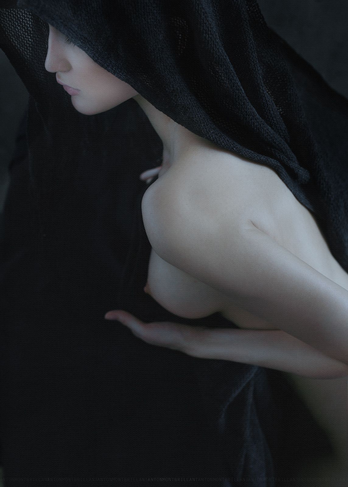 1143x1600, 167 Kb / бледная, голая, накидка, черная