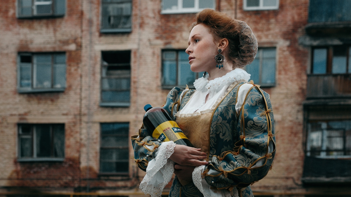 1400x787, 422 Kb / пиво, трёшка, жигулевское, дом, хрущевка, костюм, дама