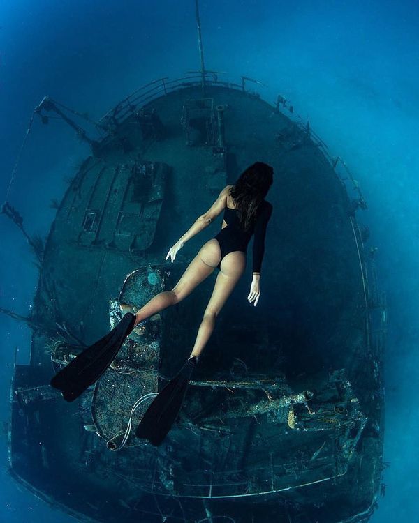 600x750, 53 Kb / дайвер, ласты, корабль, под водой, брюнетка
