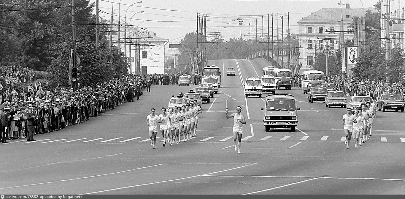 1365x673, 282 Kb / ч/б, олимпиада-80, огонь, марафонец, сопровождение, зрители